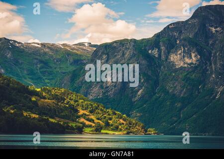 Bellissima la Norvegia paesaggio. Fiordi Norvegesi. Paesaggio panoramico. Foto Stock