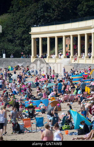 Un occupato Whitmore Bay Regno Unito tradizionale holiday beach a Barry Island, nel Galles del Sud. Foto Stock