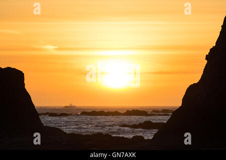 Onde infrangersi contro le rocce al tramonto a Rialto Beach nel Parco Nazionale di Olympic, Washington, USA Foto Stock