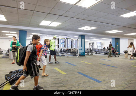 Miami Florida,Miami International Airport,mia,Aviation,terminal,gate,passeggeri passeggeri passeggeri passeggeri, passeggeri, passeggeri, asiatici immigrati etnici immigranti immigrati Foto Stock