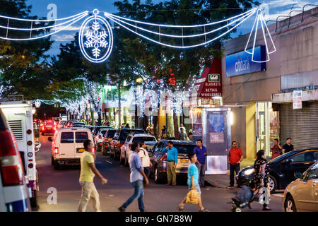 New York City,NY NYC Queens,Jackson Heights,quartiere,incrocio stradale,incrocio,asiatico adulto,adulti,uomo uomo maschio,donna donna donna femmina,ragazzo ragazzi Foto Stock