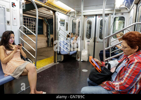 New York City,NY NYC Queens,Subway,MTA,IRT Flushing Line,linea,stazione,treno,porta aperta,passeggeri motociclisti,ispanici,asiatici,adulti,w Foto Stock