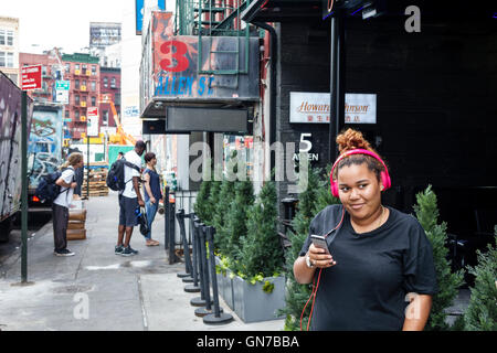 New York City,NY NYC,Lower Manhattan,Allen Street,marciapiede,Black Blacks African African African African Minority,adulti adulti,donna donna donna donna donna donna donna donna donna donna donna donna donna donna, giovane annuncio Foto Stock