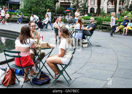 New York City,NY NYC,Manhattan,Madison Square Park,giardino,spazio all'aperto,panca,adulti,donna donna donna donna donna donna donna donna donna donna donna donna,ragazza ragazze giovani voi Foto Stock