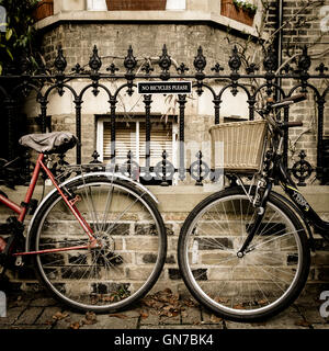 Le biciclette parcheggiate accanto a una le biciclette non firmare a Cambridge nel Regno Unito Foto Stock