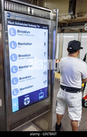 New York City,NY NYC Manhattan,Midtown,14th Street-Union Square,metro,stazione,MTA,piattaforma,adulti,uomo uomo maschio,donna donna donna donna donna donna donna,penduter,digi Foto Stock