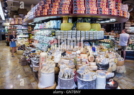 New York City,NY NYC Manhattan,Chelsea,Westside Market NYC,mercato alimentare,gourmet,negozio di alimentari,formaggio,ruota di formaggio,nazionale,importato,adulti adulti,donna Foto Stock