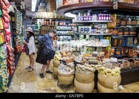 New York City,NY NYC,Manhattan,Chelsea,Westside Market NYC,mercato alimentare,gourmet,negozio di alimentari,formaggio,ruota di formaggio,nazionale,importato,adulti adulti,donna Foto Stock