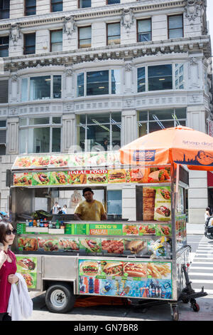 New York City,NY NYC,Manhattan,Midtown,Fifth Avenue,Street food,stalla,bancarelle,stand,stand,stand,venditori venditori vendere vendere, stand bancarelle dealer Foto Stock