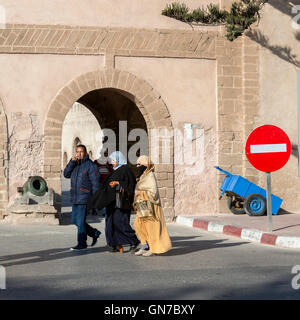 Essaouira, Marocco. Le Donne Marocchine in tradizionale abito conservatore. Foto Stock