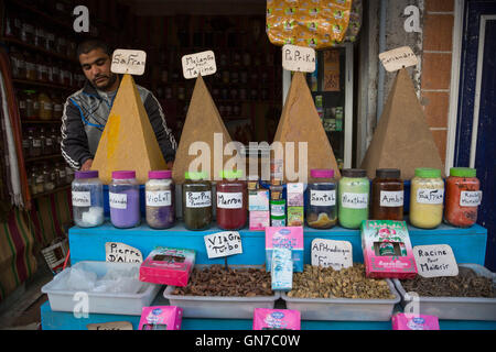 Essaouira, Marocco. Venditore di spezie e erbe medicinali impostazione negozio di mattina presto. Foto Stock