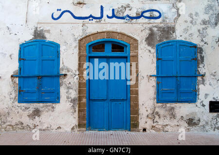 Essaouira, Marocco. Farmacia nella Medina, prima dell'orario di apertura. Foto Stock