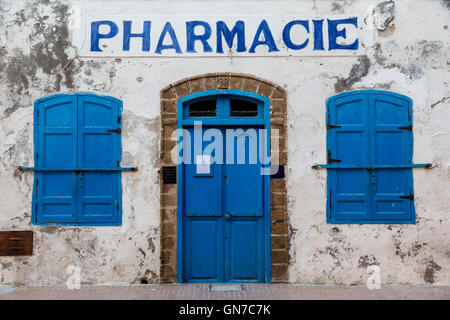 Essaouira, Marocco. Farmacia nella Medina, prima dell'orario di apertura. Foto Stock