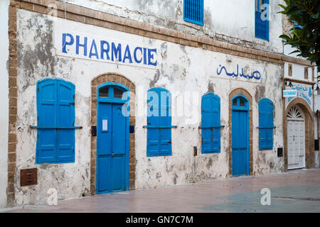 Essaouira, Marocco. Farmacia nella Medina, prima dell'orario di apertura. Foto Stock