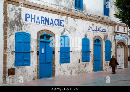 Essaouira, Marocco. Farmacia nella Medina, prima dell'orario di apertura. Foto Stock