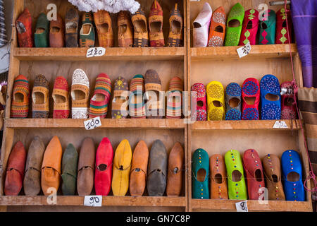 Essaouira, Marocco. Scarpe, pantofole, sandali, Babouches in vendita. Foto Stock