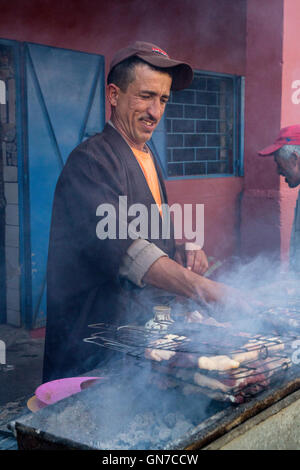 Il Marocco. Fornitore Brochettes Grill (shish kebab-), aveva Draa Mercato, Provincia di Essaouira. Foto Stock