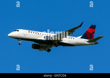 Collegamento a triangolo Embraer ERJ 170-200 LR (registrazione N624CZ) si avvicina all'Aeroporto Internazionale di San Francisco (SFO) oltre a San Mateo, California, Stati Uniti d'America Foto Stock