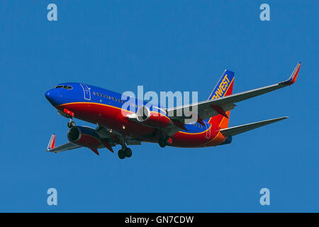 Southwest Airlines Boeing 737-7H4 (registrazione N265WN) si avvicina all'Aeroporto Internazionale di San Francisco (SFO) oltre a San Mateo, California, Stati Uniti d'America Foto Stock