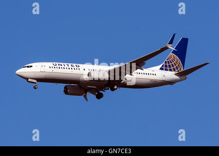 United Airlines Boeing 737-824 (registrazione N76514) si avvicina all'Aeroporto Internazionale di San Francisco (SFO) oltre a San Mateo, California, Stati Uniti d'America Foto Stock