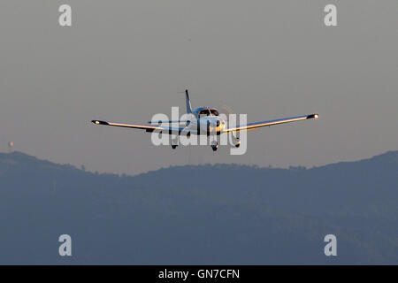 Piper PA-28-181 Cherokee (N651KC) atterra a Palo Alto Aeroporto (KPAO), Palo Alto, California, Stati Uniti d'America Foto Stock