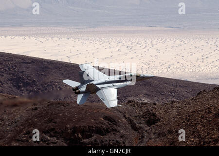 US Navy Boeing F/A-18F Super Hornet XE-230 (USN 166925) da aria di test e valutazione Squadron nove (VX-9), dalla Cina lago Naval Air stazione delle armi, il "Vampiri' vola attraverso la transizione Jedi, R-2508 complessa, Star Wars Canyon / Rainbow Canyon, Deat Foto Stock
