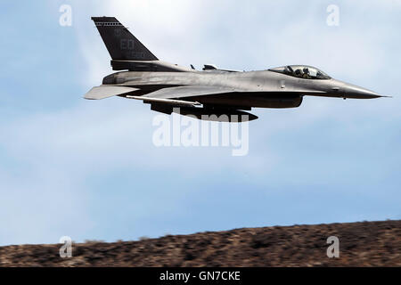 US Air Force General Dynamics F-16C Fighting Falcon (SN 85-1560) da 412 Test ala, Edwards Air Force Base, vola attraverso la transizione Jedi, R-2508 complessa, Star Wars Canyon / Rainbow Canyon, il Parco Nazionale della Valle della Morte, California, Stati Uniti Foto Stock