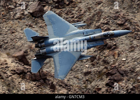 Un McDonnell-Douglas F-15C Eagle (78-538), dal 144Fighter Wing, California Air National Guard Base in Fresno, vola basso livello attraverso la transizione Jedi, R-2508 complessa, Star Wars Canyon / Rainbow Canyon, il Parco Nazionale della Valle della Morte, California, Onu Foto Stock