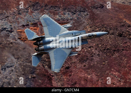 Un McDonnell-Douglas F-15C Eagle (78-538), dal 144Fighter Wing, California Air National Guard Base in Fresno, vola basso livello attraverso la transizione Jedi, R-2508 complessa, Star Wars Canyon / Rainbow Canyon, il Parco Nazionale della Valle della Morte, California, Onu Foto Stock