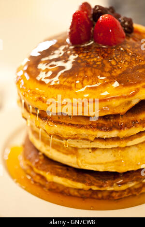 Torte calde con miele e fragole Foto Stock