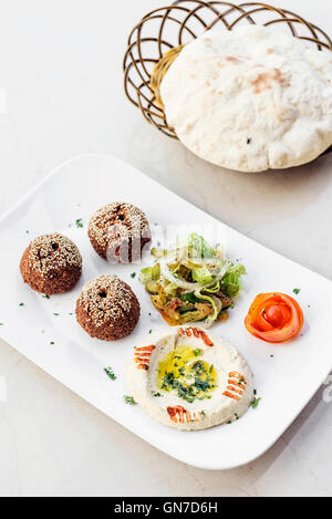 Falafel hummus houmus starter snack ristoranti mediorientali mezze platter Foto Stock