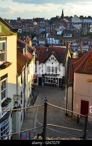 Vista da 199 gradini che conducono in basso verso la città vecchia di Whitby nel North Yorkshire Moors England Regno Unito Foto Stock