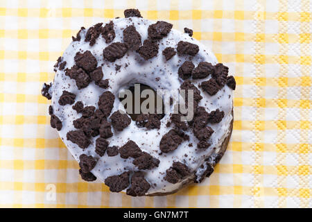 Oreo ciambella realizzato con Oreo cookie pezzi & con crema di riempimento giallo su sfondo controllati dall'alto guardando verso il basso Foto Stock