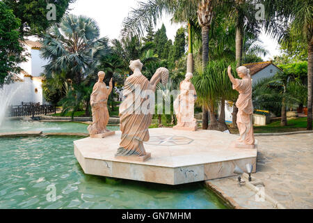 Statue in marmo che rappresentano le quattro stagioni nel giardino botanico di Molino de Inca, Torremolinos, Andalusia, Spagna. Foto Stock