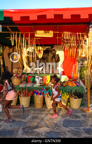 Stare in piedi su un mercato medievale di vendita correlati medievale bambini giocattoli, archi, spade, scudi, Spagna. Foto Stock