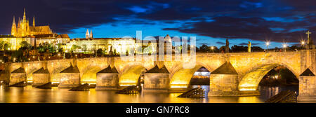 Pargue tramonto, vista del minor Torre del Ponte di Charles Bridge (Karluv Most) e il Castello di Praga, Repubblica Ceca. Foto Stock