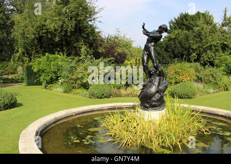 Hylas e la ninfa statua di Enrico Pengram in San Giovanni Lodge Gardens (giardino segreto) in Regent's Park Foto Stock