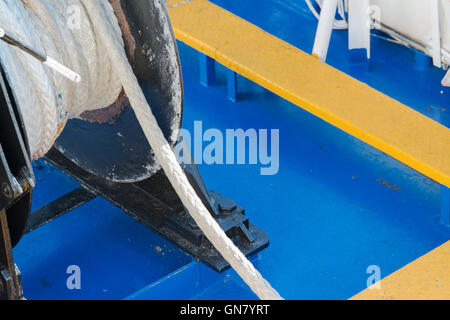 Dettaglio delle funi e tiranti sul ponte della nave Foto Stock