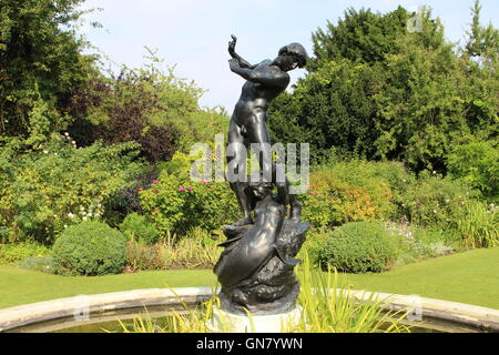 Hylas e la ninfa statua di Enrico Pengram in San Giovanni Lodge Gardens (giardino segreto) in Regent's Park Foto Stock