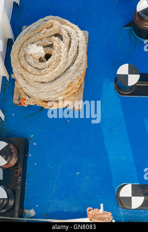 Dettaglio delle funi e tiranti sul ponte della nave Foto Stock