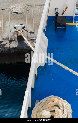 Dettaglio delle funi e tiranti sul ponte della nave Foto Stock