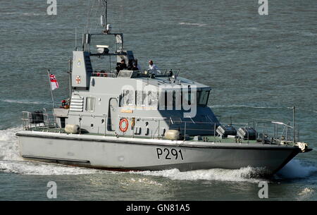 AJAXNETPHOTO. 12settembre, 2014. PORTSMOUTH, Inghilterra. Formazione - nave HMS perforatore in arrivo. Foto:TONY HOLLAND/AJAX REF:DTH141209 1036 Foto Stock