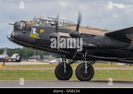 Battle of Britain Memorial Flight (BBMF) Avro Lancaster II Guerra Mondiale aerei bombardieri da RAF Coningsby. Foto Stock