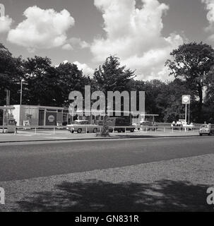 Degli anni Cinquanta, foto storiche stazione di servizio della Shell al Crystal Palace di Londra Sud, Inghilterra. Foto Stock