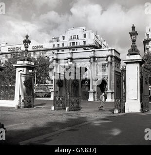 Degli anni Cinquanta vista storica di Cumberland Gate e il famoso punto di riferimento, Marble Arch, spostato nel 1851 dove Oxford Street e Edgeware Rd soddisfare, Londra, Inghilterra. Foto Stock