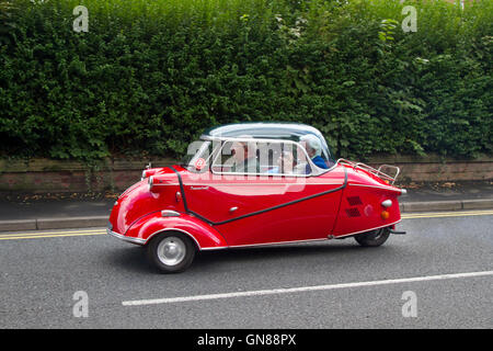 Auto rossa a 3 ruote a bolla FMR, Messerschmitt, Kabinenroller, monoscocca, TG500, 3 ruote, trike, triciclo, moto a 3 ruote, moto trikes, moto a tre ruote a Ormskirk MotorFest con microbcar a bolle anni '50, microcarca, bollicine nel centro storico della città, Lancashire, Regno Unito Foto Stock