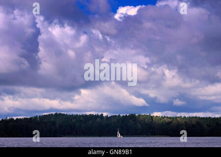 Gite in barca nel Sniardwy il lago più grande in Polonia si trova nel Masurian Lake District del voivodato Warmian-Masurian, Polonia. Foto Stock