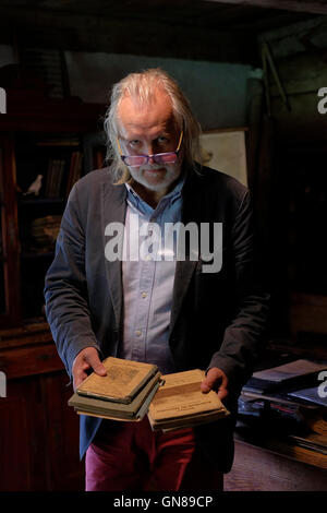 Krzysztof Worobiec ponendo all'interno di una vecchia aula scolastica presso il suo privato "Masurian XIX c. Capanna museum situato in un ceppo di legno, quasi un centinaio di anni di antica capanna si trova in un piccolo villaggio nella regione Kadzidlowo nel distretto amministrativo di Gmina Ruciane-Nida, entro Pisz County, Warmian-Masurian Voivodato in Polonia settentrionale. Foto Stock