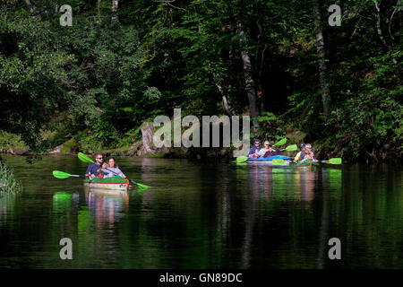 Il kayak sul fiume Krutyn nel Krutynia riserva naturale situato nel Masurian Lake District o Masurian Lakeland a Lake District nel nord-est della Polonia Foto Stock