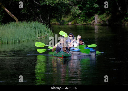 Il kayak sul fiume Krutyn nel Krutynia riserva naturale situato nel Masurian Lake District o Masurian Lakeland a Lake District nel nord-est della Polonia Foto Stock